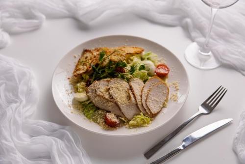 Изображение Салат Цезарь с курицей