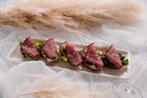 Изображение Брускетта с ветчиной и корнишонами