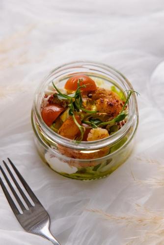 Изображение Мини Салат с креветкой и соусом маракуйя