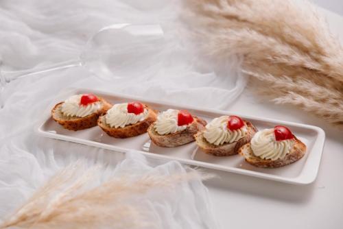 Изображение Брускетта со сливочным сыром и черри