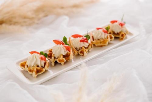 Изображение Венские вафли с томатом и творожным сыром