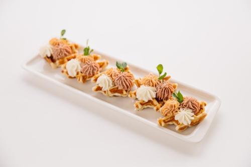 Изображение Венские вафли с паштетом из мяса марала