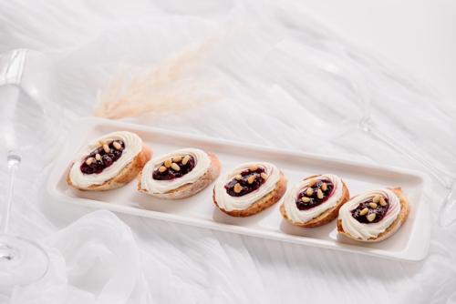 Изображение Брускетта с вареньем из лесных ягод