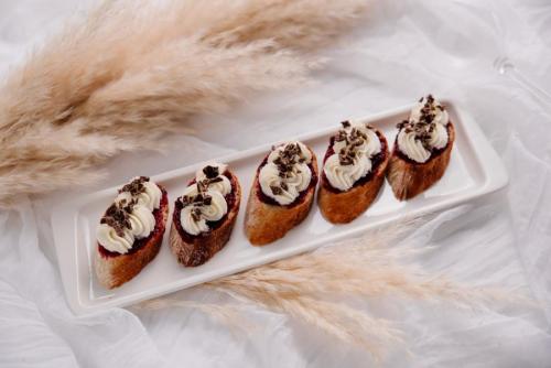 Изображение Брускетта с вяленым мясом из марала